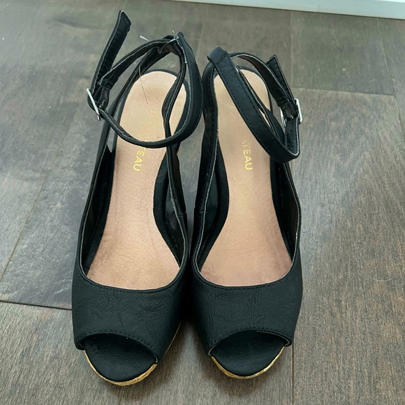 Le Chateau Black Leather Wedge Heels, size 5 - Picture 2 of 5